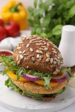 Beyaz masada nohut pirzolası ile nefis vegan burger, yakın plan.
