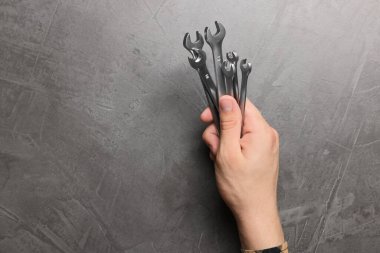 Gri desenli tabloda anahtarı olan oto tamircisi, üst görünüm