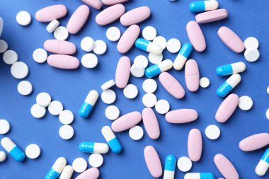 Eczacı konsepti. Mavi arka planda bir sürü farklı hap var.