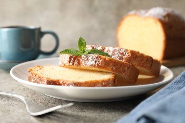 Taze pişmiş sünger kek ve kahve açık gri masada, yakın plan.