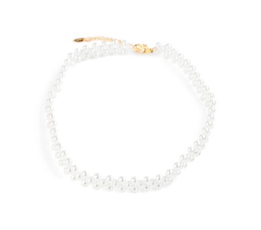 Güzel bijouterie. Üstten bakıldığında, beyaz renkli şık bir kolye.