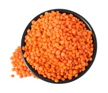 Kabın içindeki çiğ mercimek beyazda izole, üst manzara