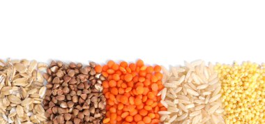 Farklı tahıllar ve tahıllar beyaz üzerine izole, üst görünüm