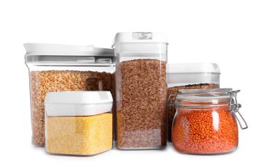 Beyazlar üzerinde izole edilmiş kaplarda farklı tipte tahıl ve baklagil