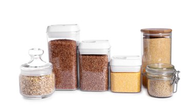 Konteynırlardaki farklı mısır gevrekleri beyaza izole edilmiş.