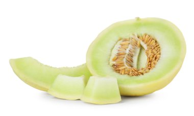 Taze olgun kavun parçaları beyaza izole edilmiş.