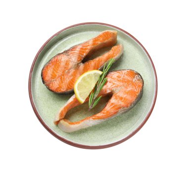 Lezzetli ızgara somon bifteği, limon ve biberiye beyaza izole edilmiş.