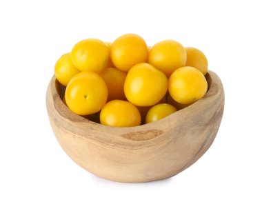 Taze sarı erikler beyaz kasede izole edilmiş.