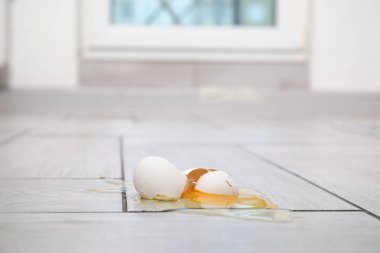 Hafif ahşap zeminde çiğ yumurta