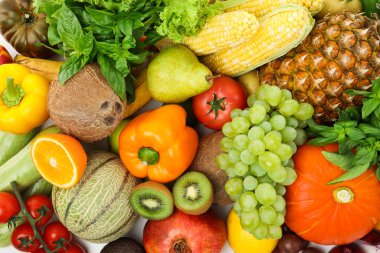 Arka plan olarak farklı taze meyve ve sebzeler, üst görünüm