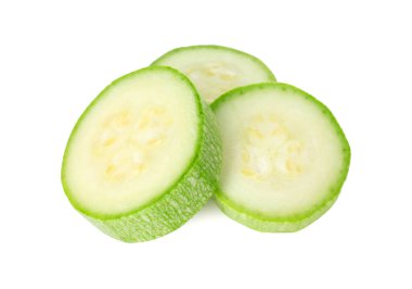 Taze kabak parçaları beyaza izole edilmiş.