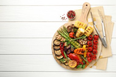 Beyaz ahşap masada servis edilen nefis ızgara sebzeler. Metin için boşluk