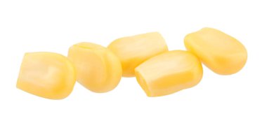 Taze olgun mısır taneleri beyaza izole edilmiş.