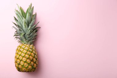 Pembe arka planda taze, olgun bir ananas. Metin için boşluk