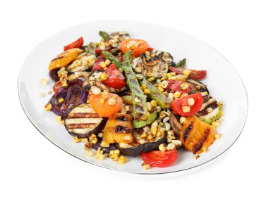 Beyaz üzerine ızgara sebzeli leziz salata.