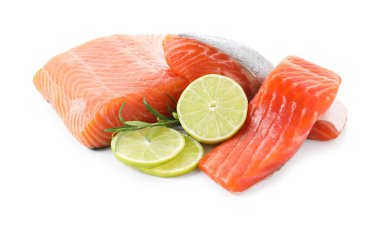 Taze somon, kireç ve biberiye parçaları beyaza izole edilmiş.