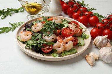 Lezzetli karides salatası ve beyaz mermer masadaki malzemeler.