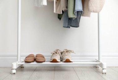 Beyaz duvarın yanında ayakkabı askısı