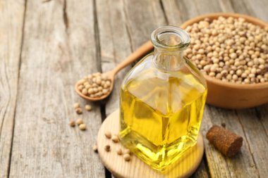 Şişede yağ pişiriyor ve ahşap masada soya fasulyesi pişiriyor. Yakın plan. Metin için boşluk