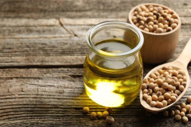 Kavanozda yağ pişiriyor ve soya fasulyelerini ahşap masada, yakın plan. Metin için boşluk