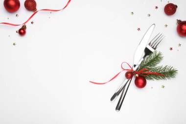 Noel sofrası. Çatal bıçak takımı ve beyaz arka planda şenlikli dekor, düz. Metin için boşluk