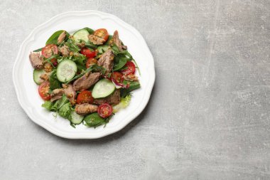 Gri masada nefis taze ton balığı salatası, üst manzara. Metin için boşluk