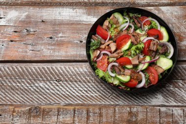 Tahta masada nefis taze ton balığı salatası, üst manzara. Metin için boşluk