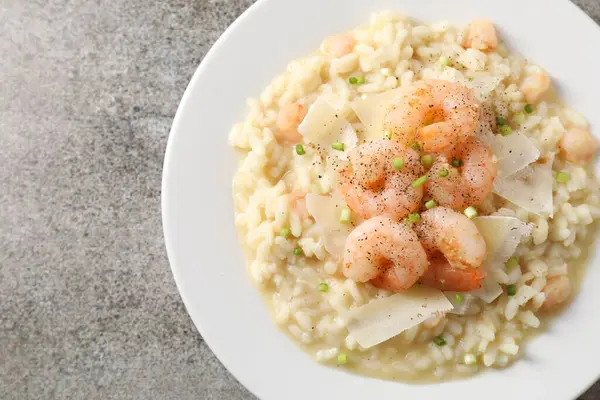 Gri masada karides ve peynirli leziz risotto.