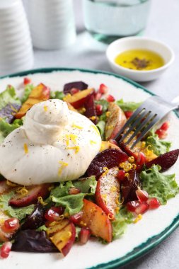 Tabakta taze burrata salatası, yakın plan.