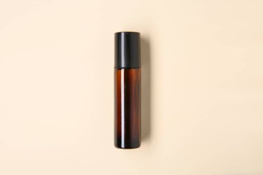 Bej arka planda, şişede gerekli yağlar, üst görünüm