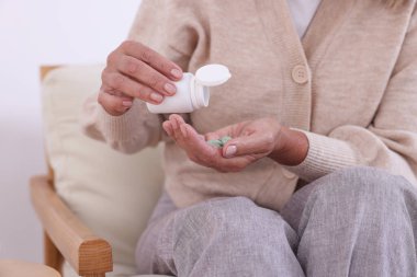 Son sınıf öğrencisi evde şişeden el ele haplar dolduruyor.