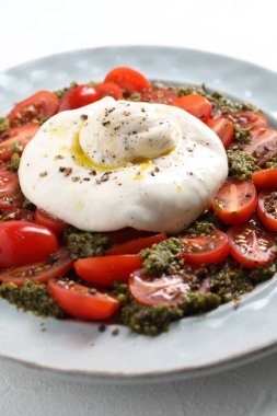 Taze lezzetli burrata salatası masada, yakın plan.