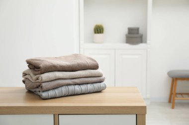 İçerideki ahşap şifoniyerde temiz giysiler yığını