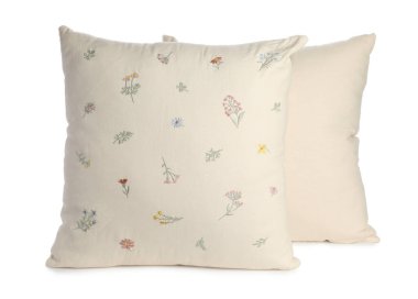 İki yumuşak hafif yastık beyaza izole edilmiş.