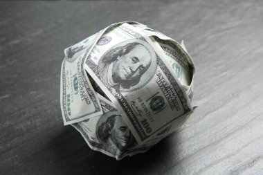 Gri masada dolardan yapılmış top, yakın plan.