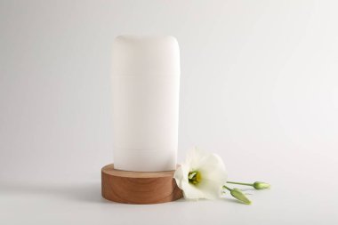 Katı deodorant ve beyaz arka planda güzel bir östoma çiçeği.