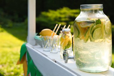 Limonata parktaki ferahlatıcı içecekle birlikte duruyor.