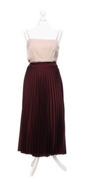 Manken, beyaz üzerine izole edilmiş yeni şık bir kıyafet.