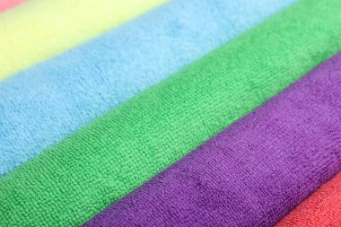 Arkaplan olarak birçok renkli mikrofiber kumaş, yakın plan