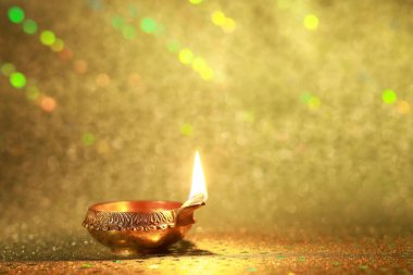 Diwali kutlaması. Altın arka planda Diya lambası. Metin için boşluk