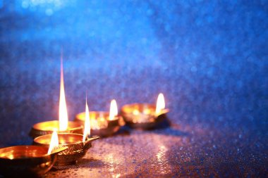 Diwali kutlaması. Arka planda Diya lambaları. Metin için boşluk