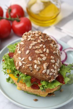 Beyaz mermer masada nohut pirzolası ile nefis vegan burger, yakın plan.