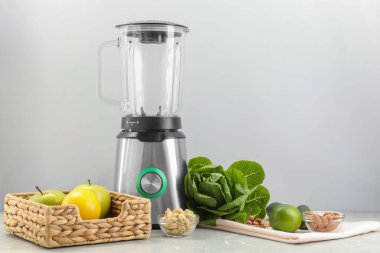 Gri mermer masada blender ve sağlıklı ürünler