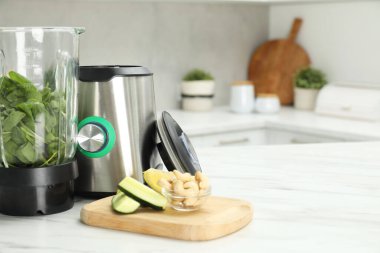 Mutfaktaki beyaz mermer masada smoothie için malzemelerle modern blender. Metin için boşluk