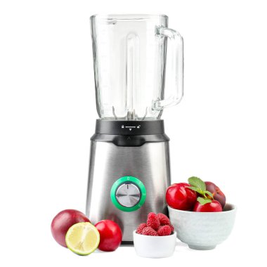 Blender ve taze malzemeler beyaza izole edilmiş.