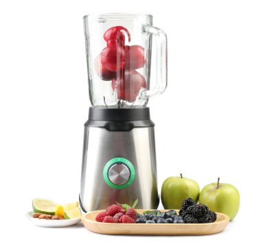 Blender ve taze malzemeler beyaza izole edilmiş.