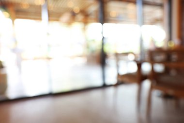 Geniş pencereli ve rahat mobilyalı kafeterya manzarası bulanık