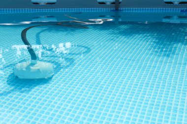 Yüzme havuzunda bir robot temizleyici açık havada, mesaj için boşluk
