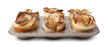 Çörek tavasında taze pişmiş elma gülleri beyaza izole edilmiş. Puf böreği