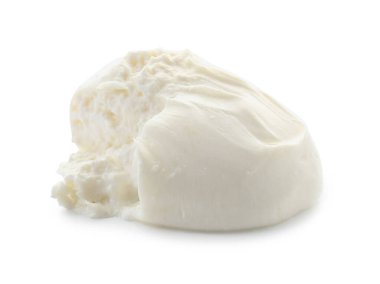 Taze lezzetli burrata peyniri beyaza izole edilmiş.